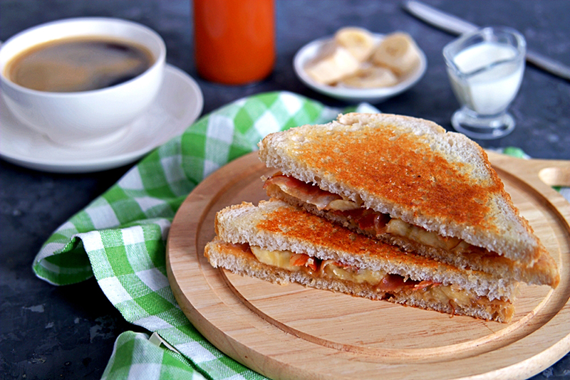 Sandwiches with peanut butter, banana and fried bacon
